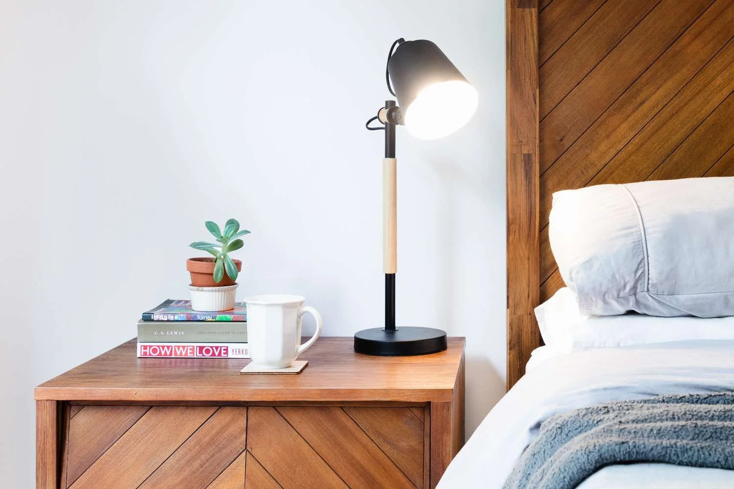 How to Choose the Right Reading Lamp for Your Bedroom: A 2026 Buyer's Guide