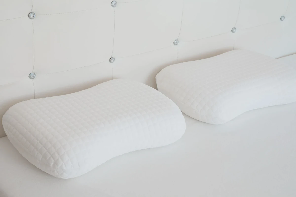 Memory foam pillow air drying flat with airflow