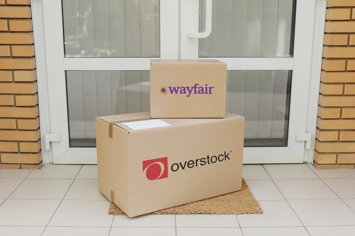 Person shopping for a Wayfair mattress online