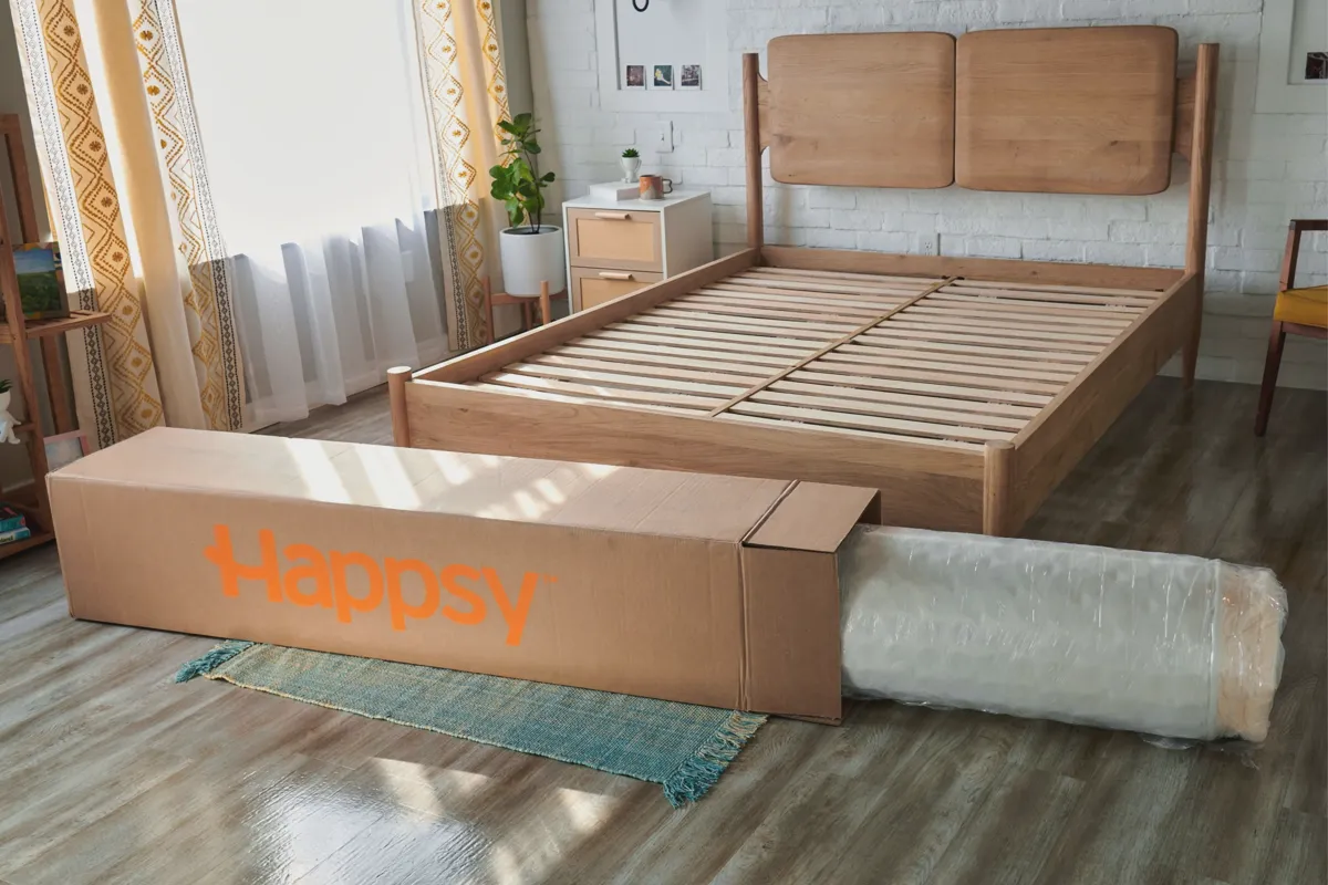 Cross section of Happsy mattress showing organic latex layer over pocketed coils