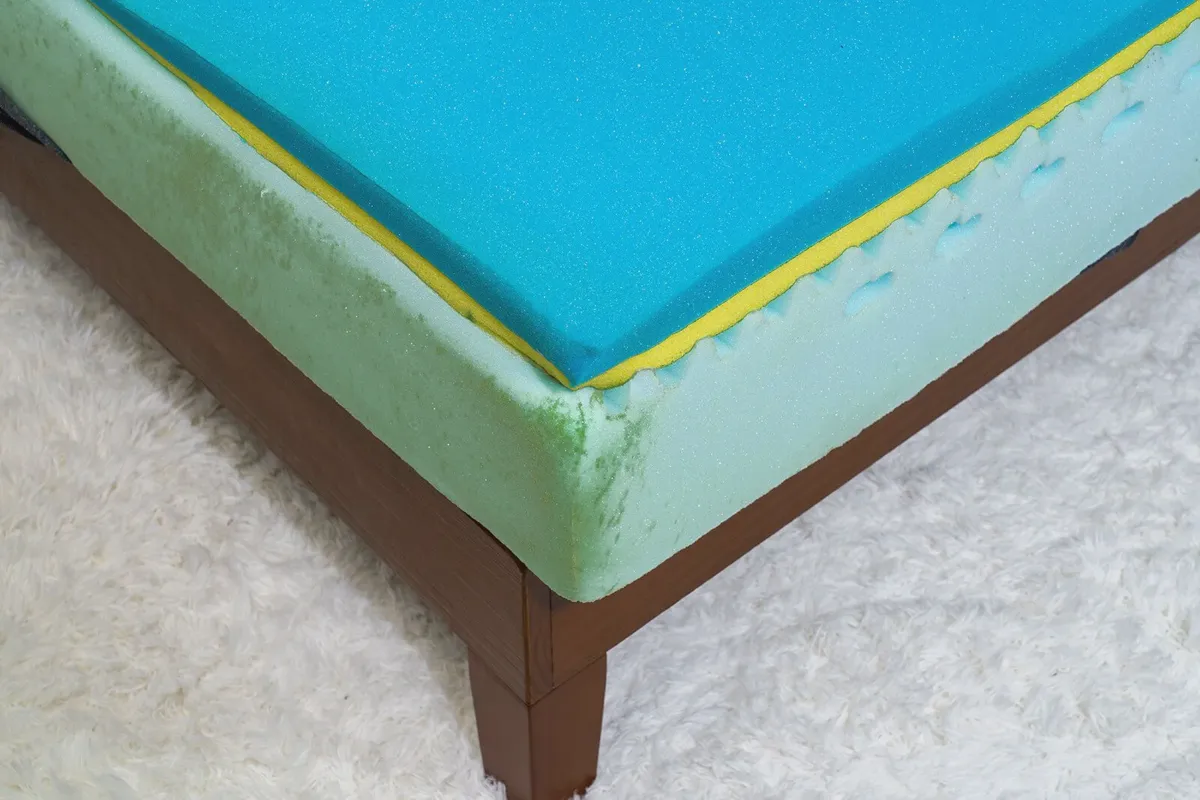 Emma Original mattress cut-away showing the foam comfort layers above pocketed coils