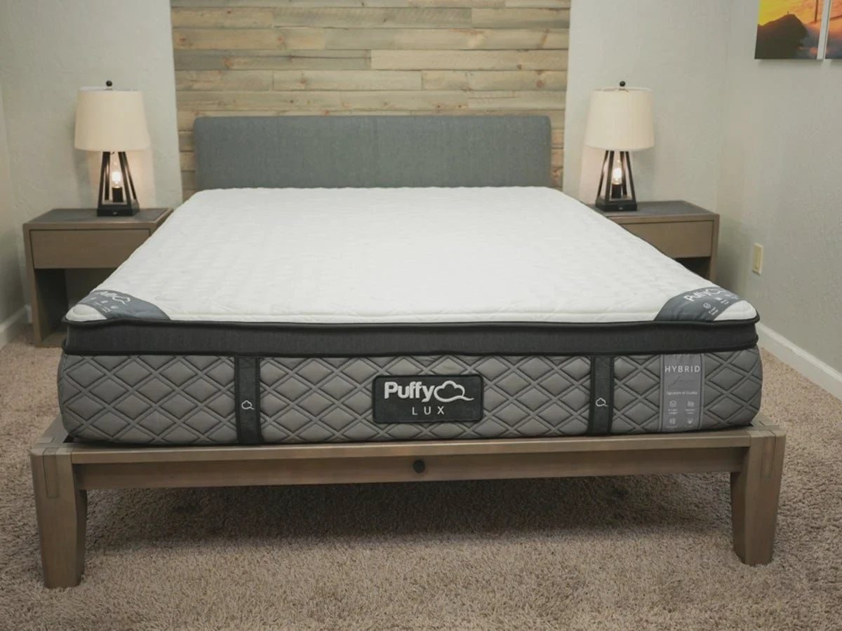 Side sleeper resting on a Puffy hybrid mattress