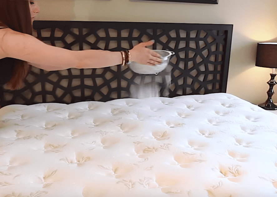 Clean a mattress with baking soda